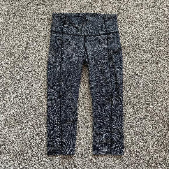 Lululemon black & white dot print cropped leggings size 6 - Picture 2 of 10